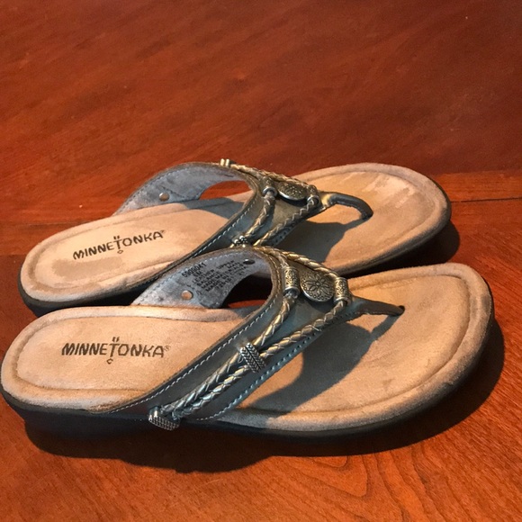 Minnetonka gray metallic leather thong sandals shoes size 6M - Picture 1 of 12